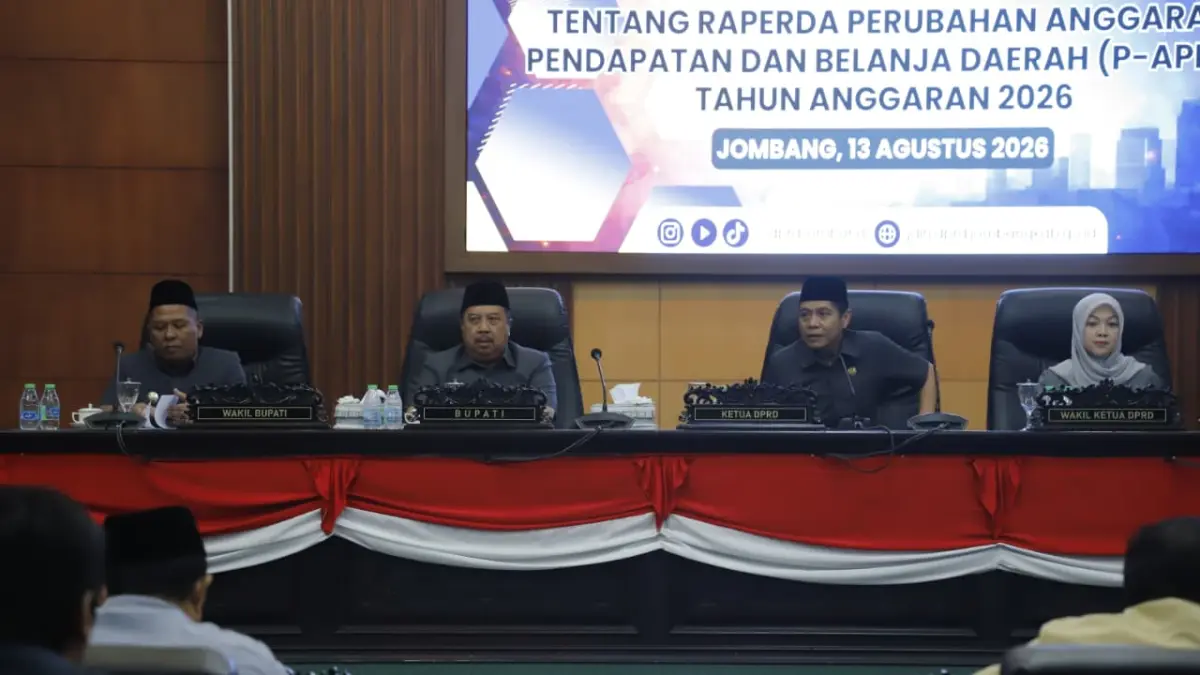 SERIUS: Ketua DPRD Jombang, Hadi Atmaji, memimpin paripurna membahas P-APBD 2026, Kamis (13/8)