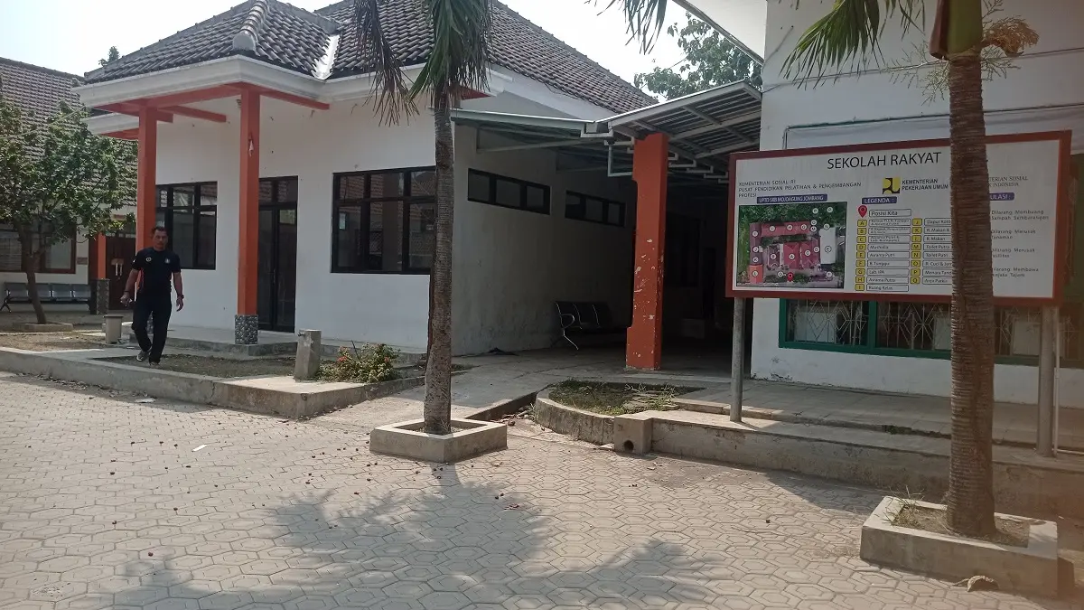 TAK LAGI DIPAKAI: Petugas jaga mengecek ruang kelas eks Sekolah Rakyat di SKB Mojoagung.