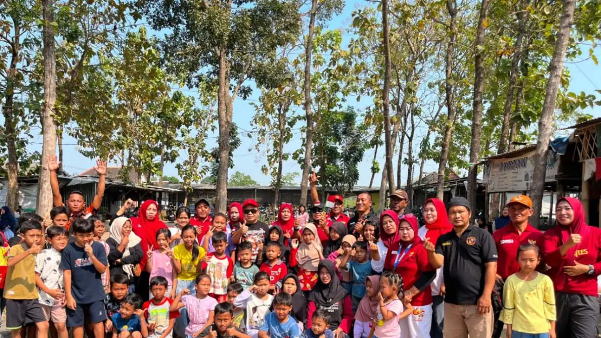 TELADAN: Wakil Ketua 3 DPRD Jombang, HM Syarif Hidayatullah ST MMT (Gus Sentot), menghadiri lomba kerakyatan di Pujasera Kebun Jati Desa Keras, Diwek, Minggu (4/8).