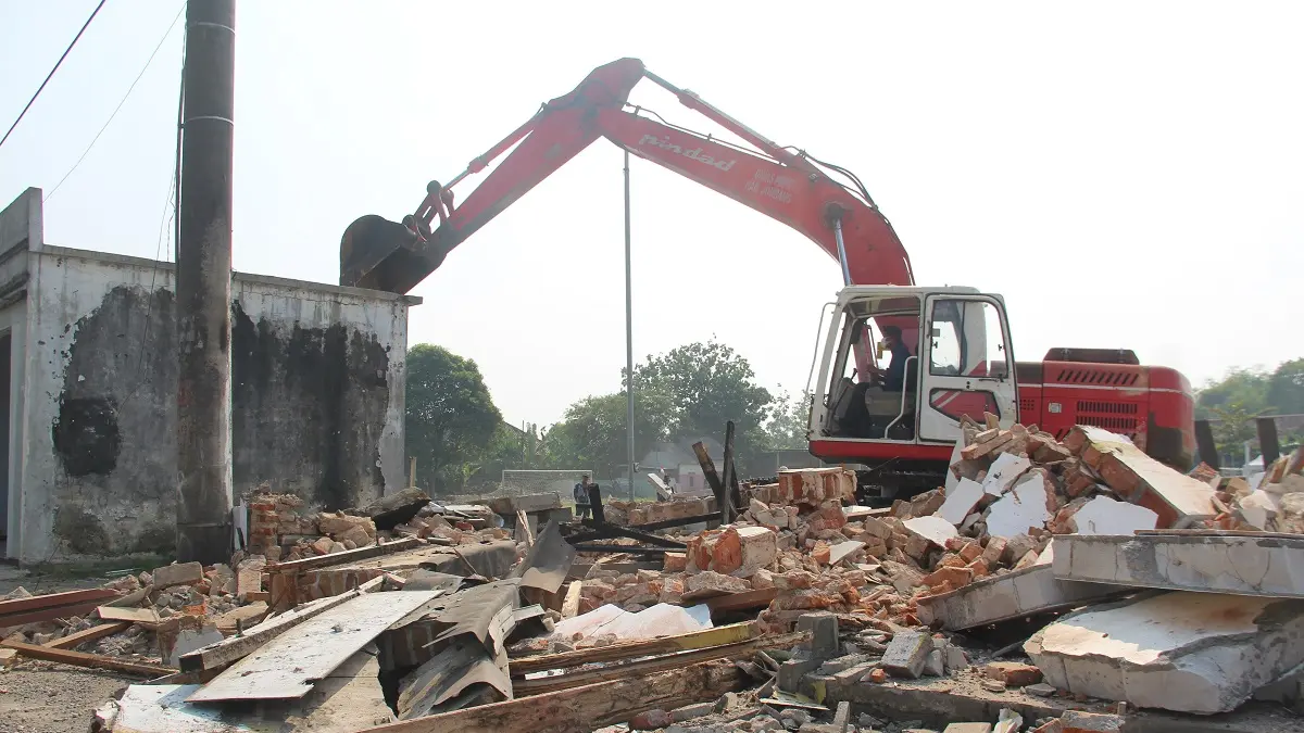 DIBONGKAR: Sejumlah ruko di depan akses Lapangan Untung Suropati Tambakrejo, dibongkar kemarin (14/8).