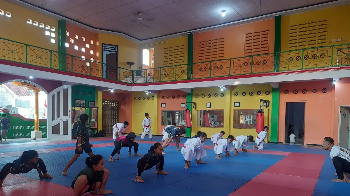 DISIPLIN: Karateka saat latihan di Dojo Mahameru Jombang, Kamis (6/8).