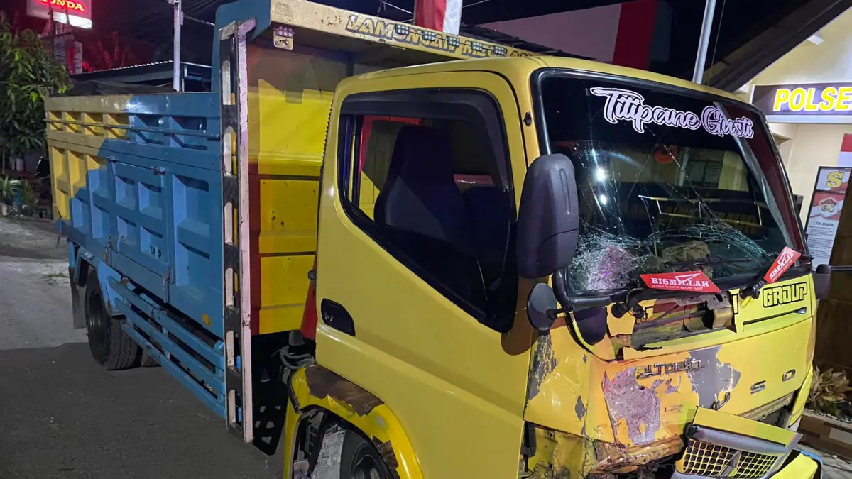 Kecelakaan melibatkan sepeda motor Honda Beat dan truk dump Mitsubishi Fuso terjadi di Jalan Raya Desa Kwaron, Kecamatan Diwek, Jombang, Kamis (13/8) malam.