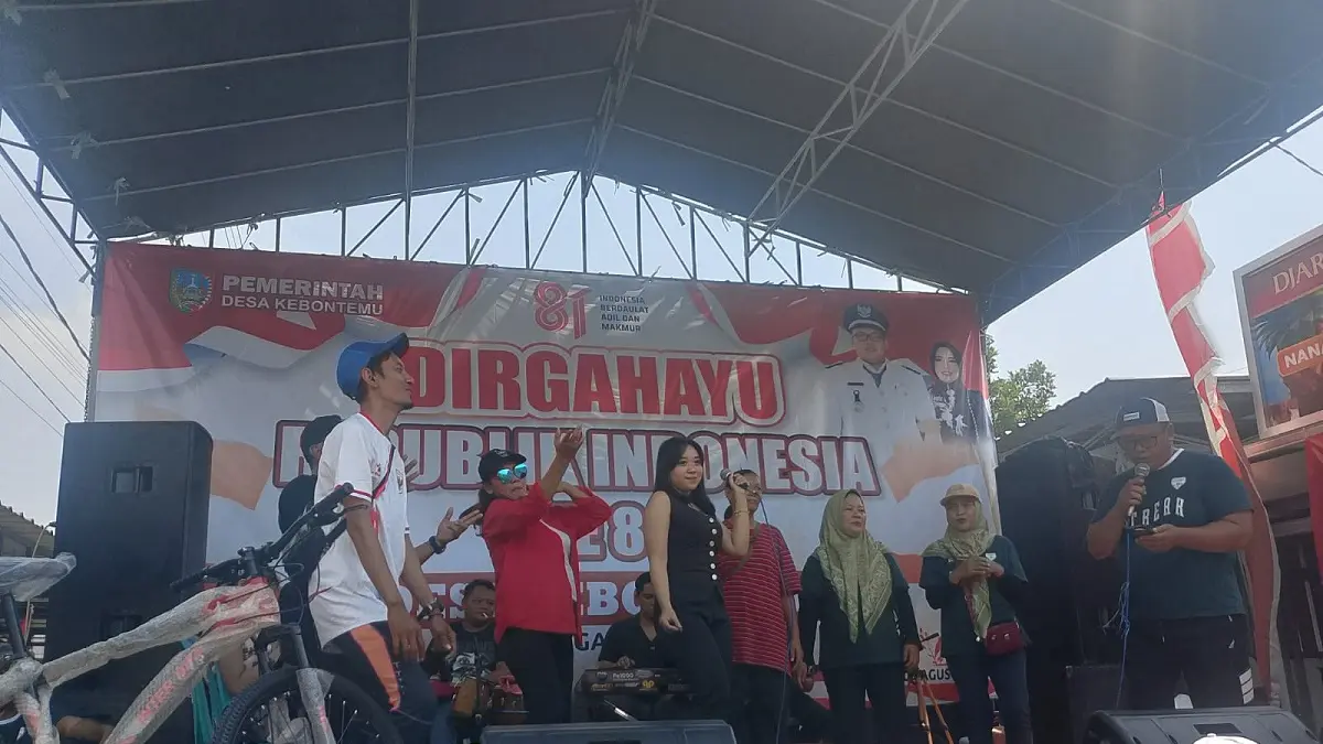 MERIAH: Kepala Desa Kebontemu Sirojul Munir membaur bersama warga saat kegiatan jalan sehat Desa Kebontemu, Minggu (9/8) siang.