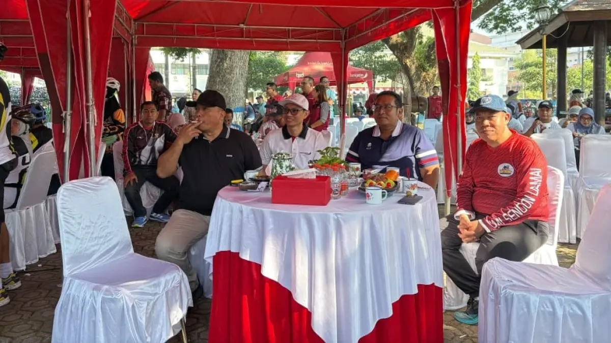 
SINERGI: Pemimpin Bank Jatim Cabang Jombang Hanif Julhamsyah ngopi bersama jajaran kepala OPD kemarin (13/8).
