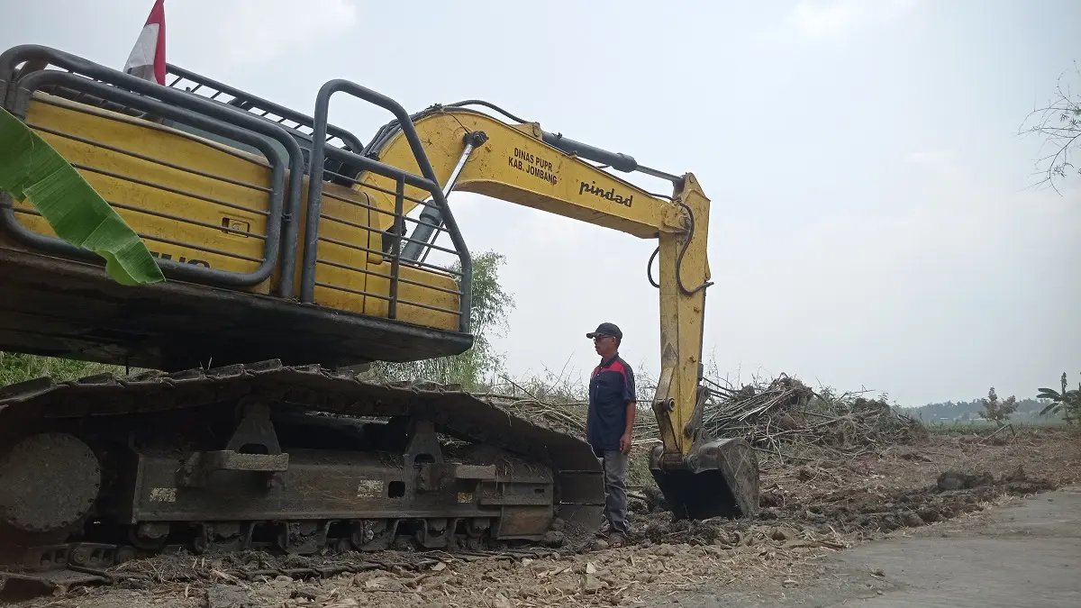Kades Gedongombo Lasiman menunjukkan saluran buang menuju Kali Marmoyo yang dinormalisasi, (15/8).