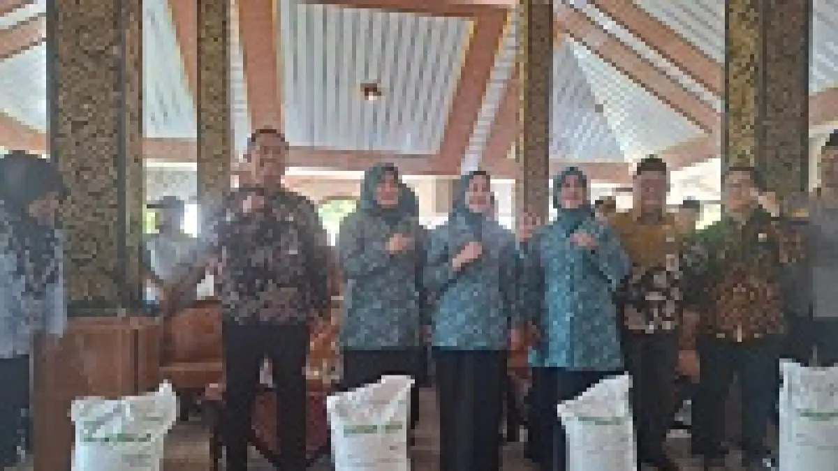 PEDULI: Pinca Perum Bulog Cabang Mojokerto Mohammad Husin menyalurkan bantuan pangan untuk KPM di Desa Krembangan, Kecamatan Gudo didampingi Forkopimda dan Ketua TP PKK Kabupaten Jombang (14/8)