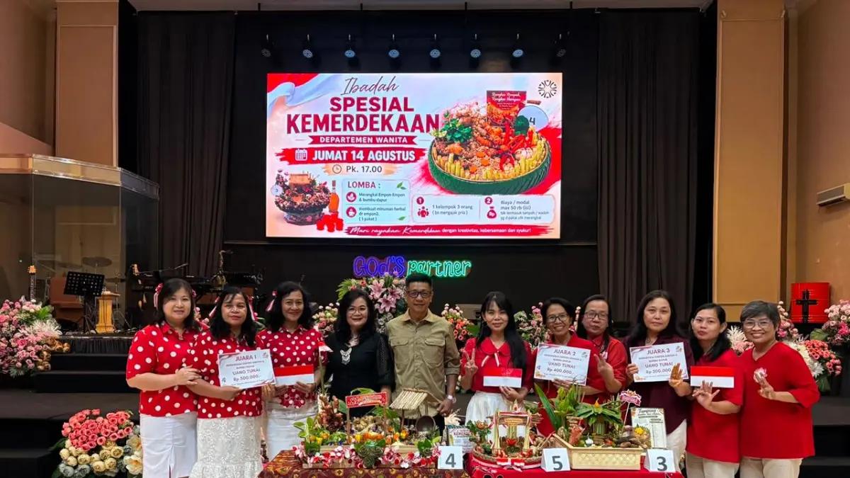 Pemenang lomba membuat minuman herbal bersama Pendeta GPdI House Of Prayer Sawahan, Petrus Harianto STh dan pendeta Getsy Harianto, Jumat (14/8).

