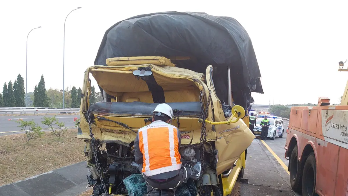 Petugas melakukan evakuasi truk yang terlibat kecelakaan maut di Tol Jombang Mojokerto (15/8)