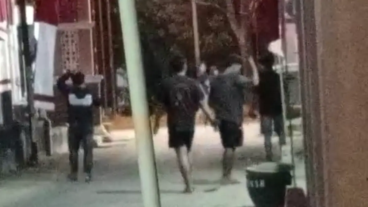 Bentrokan antarkelompok yang diduga melibatkan rombongan pendekar juga terjadi di Desa Sambongdukuh, Kecamatan Jombang, Minggu (16/8) dini hari.