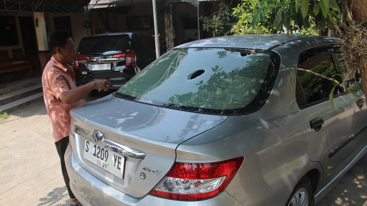 RUSAK: Kondisi mobil warga Plumbon Gambang Jombang rusak akibat serangan brutal diduga pendekar, Minggu (16/8) sekitar pukul 01.00 dini hari.