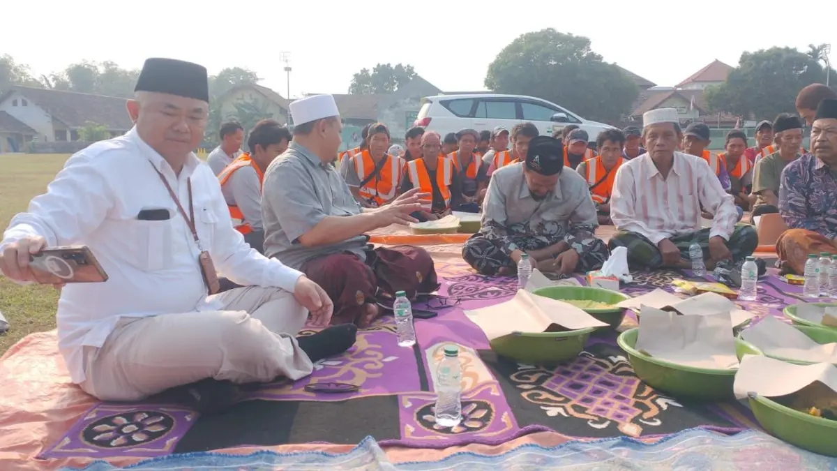 SAMBUT MUKTAMAR: Ketua Umum PPBU sekaligus Ketua Panlok Muktamar ke-35 NU KH Abdurrozaq Sholeh memimpin doa bersama pemasangan tenda roder di Lapangan Untung Suropati Tambakberas, Jombang, Sabtu (15/8).