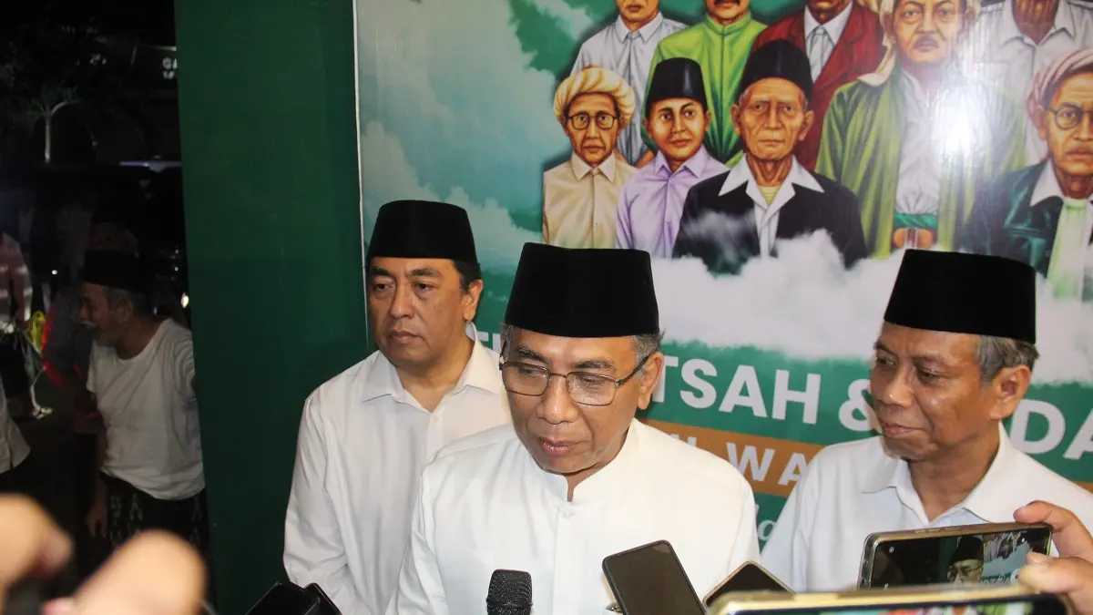 BERI TANGGAPAN: Ketua Umum PBNU Yahya Cholil Staquf (Gus Yahya) saat memberikan penjelasan di Tambakberas, (15/8).