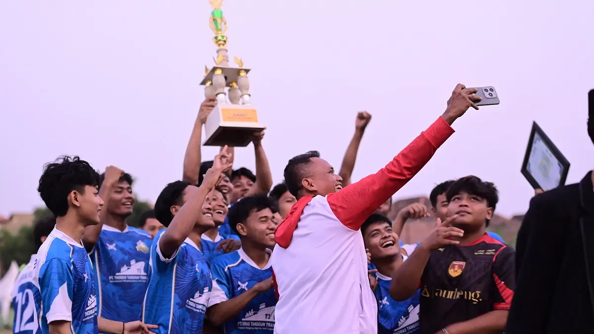 EUFORIA: Tim Bahrul Ulum FC menjuarai Liga Fourfeo Pra Muktamar di Lapangan Untung Suropati, Desa Tambakrejo, Kecamatan Jombang, Jumat (14/8) sore.
