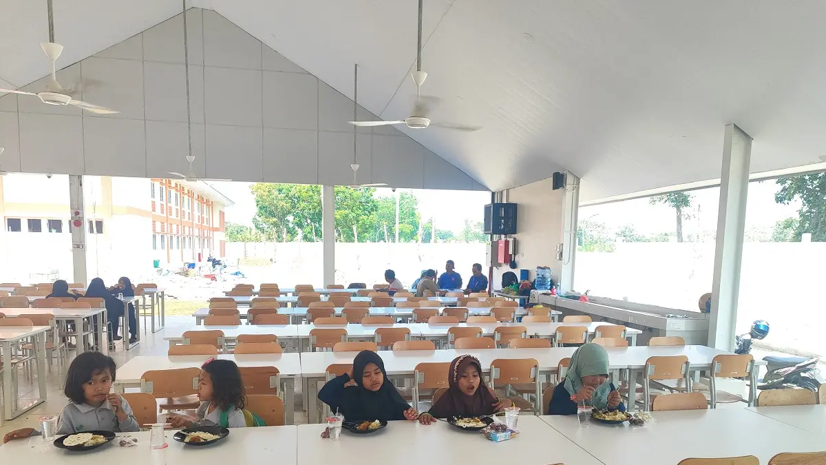 JADI SATU: Siswa Sekolah Rakyat saat makan siang di kantin SD
