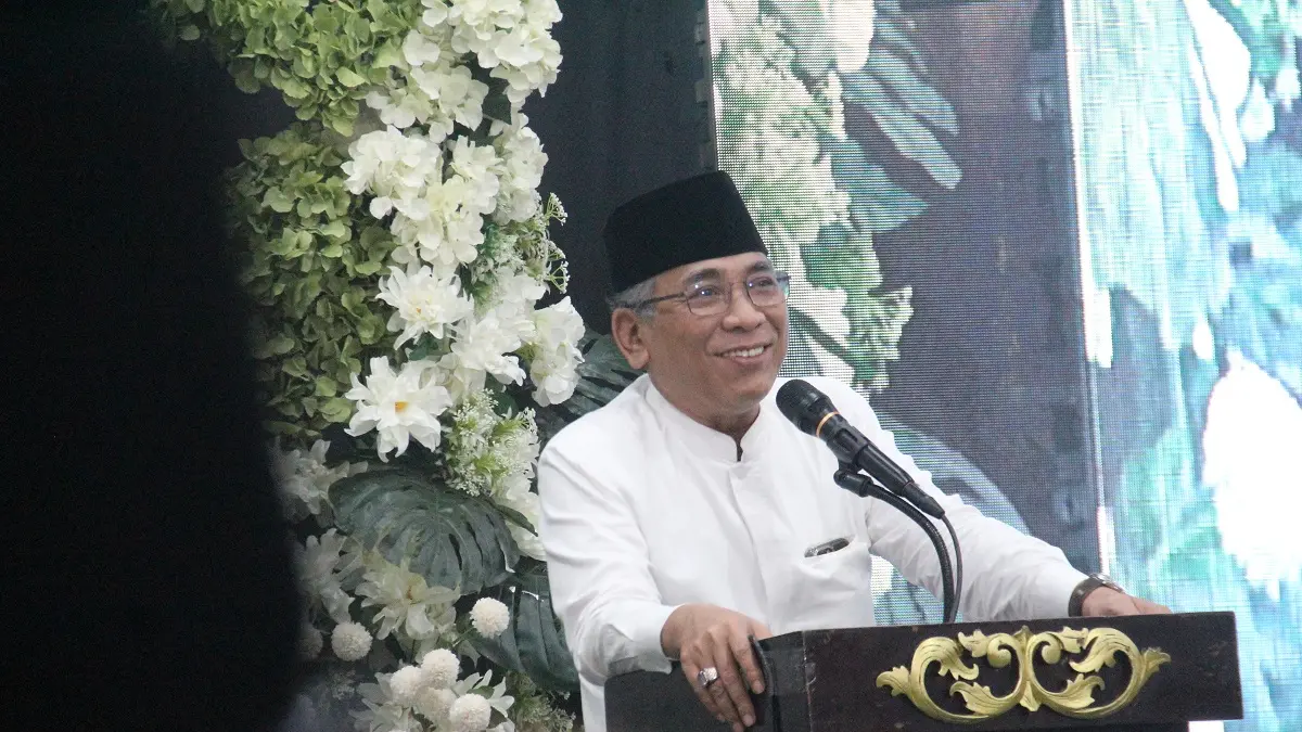 Ketua Umum PBNU Yahya Cholil Staquf (Gus Yahya) saat menghadiri Istighotsah dan Bedah Buku KH Abdul Wahab Hasbullah Pendiri NU Penggerak NKRI di Auditorium Universitas KH Wahab Hasbullah (Unwaha) Tambakberas, Sabtu (15/8) malam