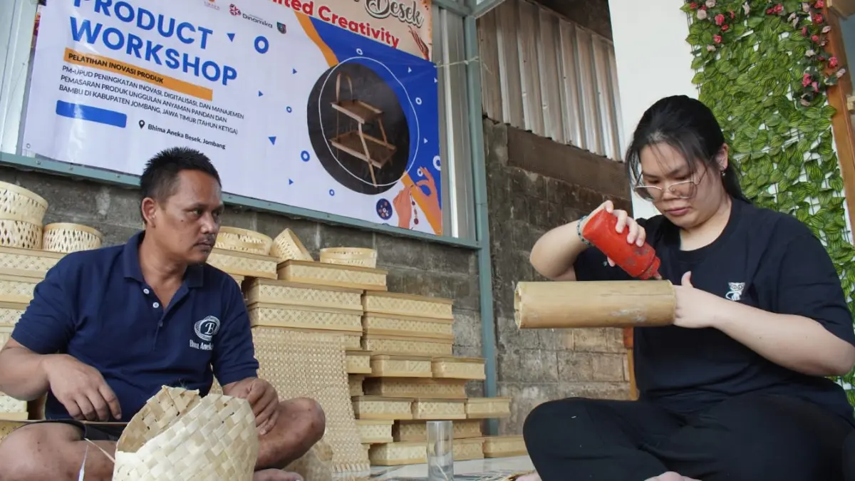 PENGABDIAN MASYARAKAT: Mahasiswa Ubaya mengembangkan produk Anya Craft dan Bhima Aneka Besek Jombang pada Jumat-Sabtu (7-8/8).