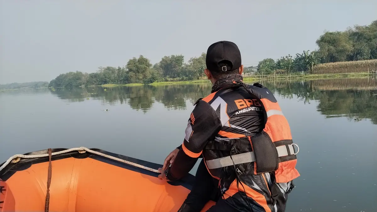 Petugas BPBD Jombang melakukan pencarian kepada jasad korban