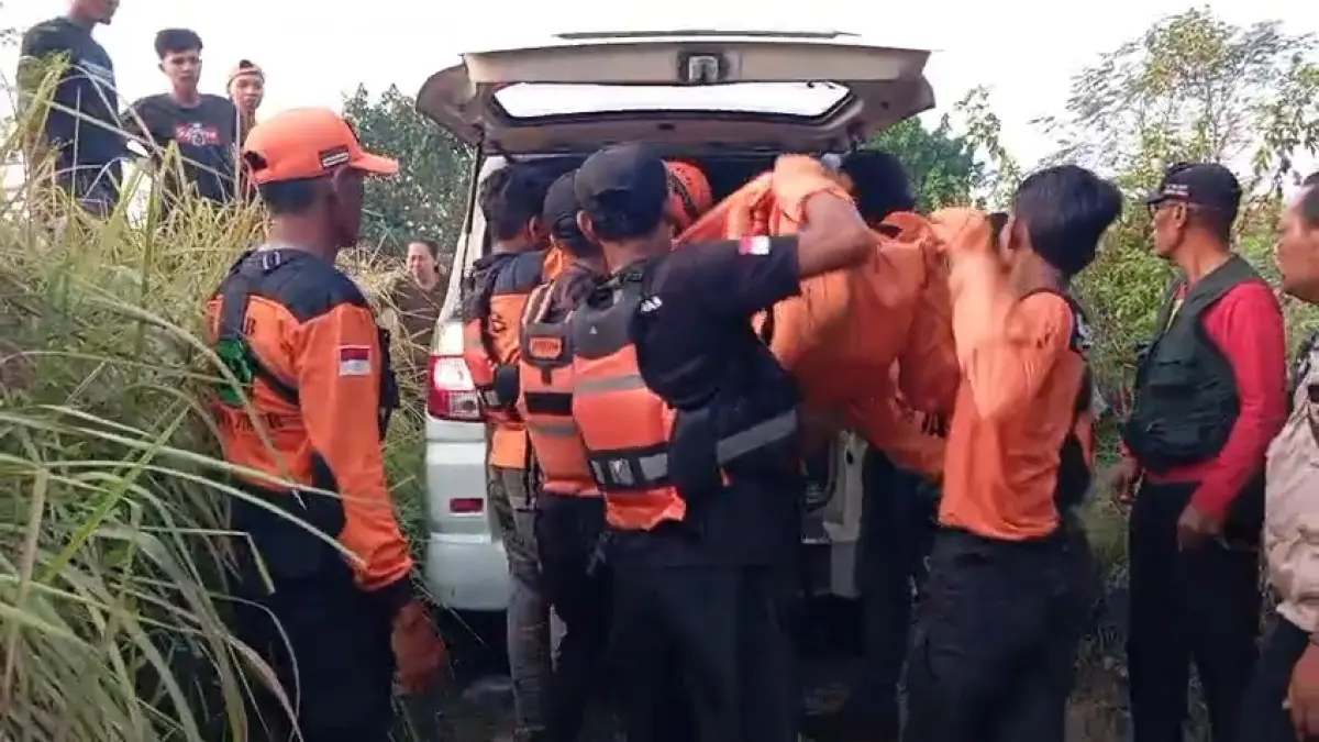 Proses evakuasi jasad korban ke ambulans
