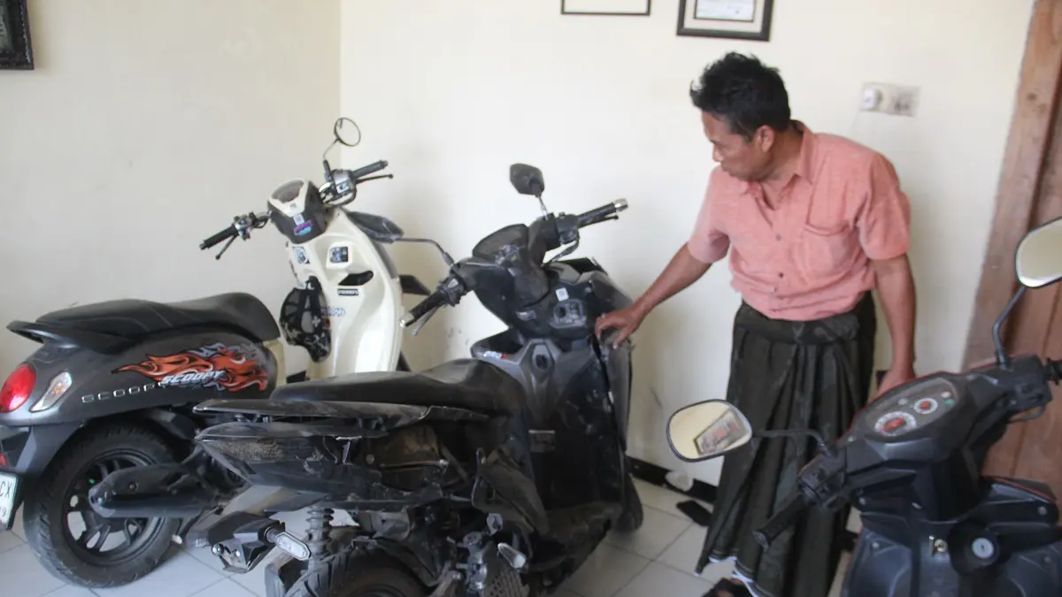 RUSAK: Kondisi motor warga Plumbon Gambang, Jombang, yang mengalami kerusakan setelah terjadi keributan yang melibatkan rombongan diduga pesilat, Minggu (16/8) sekitar pukul 01.00 dini hari.