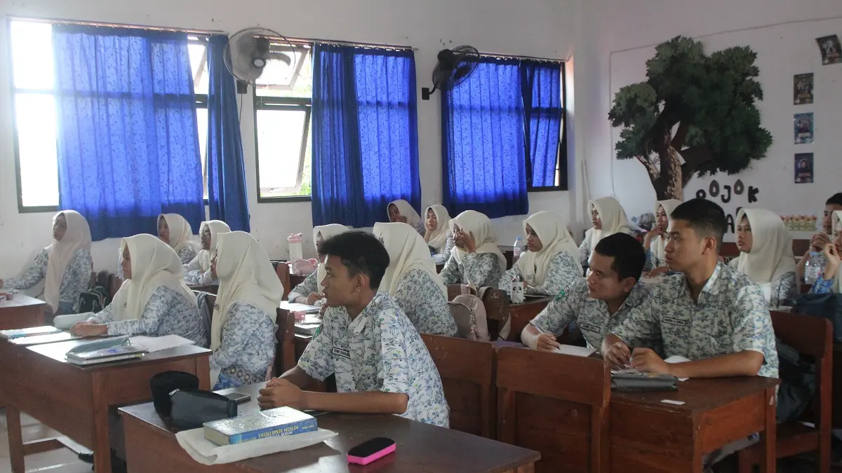 
SEMANGAT: Siswa SMAN 1 di Jombang mengikuti kegiatan KBM di sekolah. 
