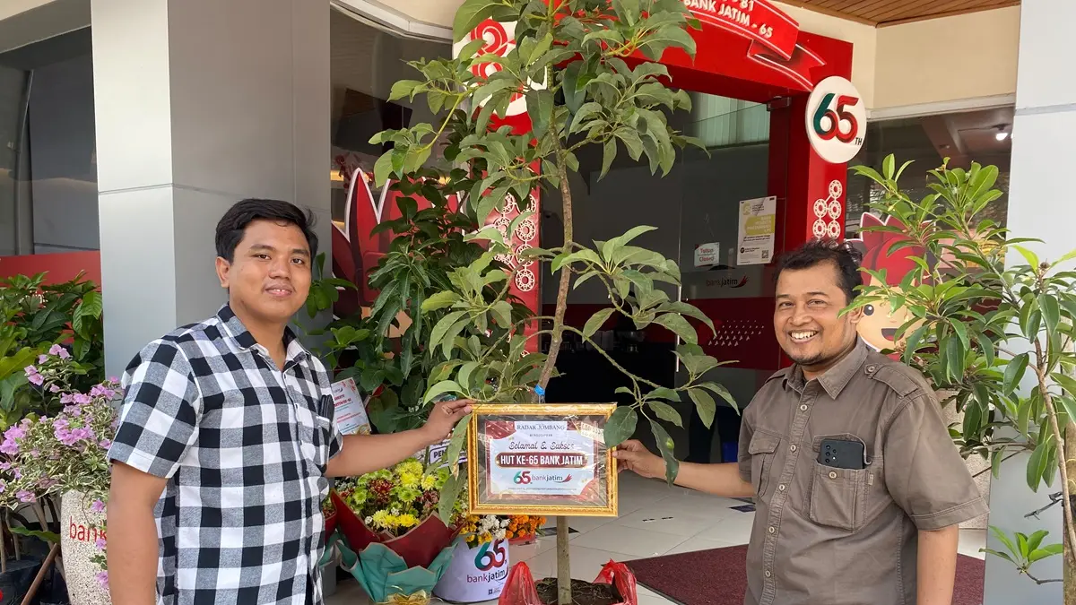 APRESIASI: General Manager Jawa Pos Radar Jombang Sulton Arif mewakili Direktur Jawa Pos Radar Jombang M. Nur Kholis mengantarkan bibit pohon alpukat ke Kantor Bank Jatim Cabang Jombang, Senin (17/8).