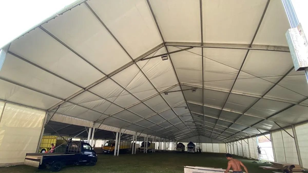DIKEBUT: Pekerja mengebut pemasangan tenda roder di Lapangan Untung Suropati Tambakberas kemarin (17/8).  