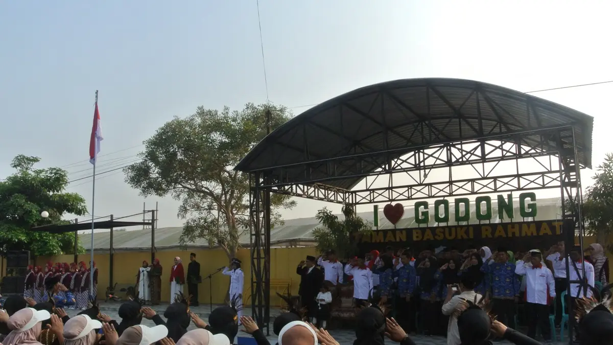 KHIDMAT: Kepala Desa Godong Dwi Marwati bertindak selaku inspektur upacara saat peringatan HUT ke-81 Kemerdekaan RI bersama warga di Taman Basra Desa Godong, Senin (17/8) pagi.