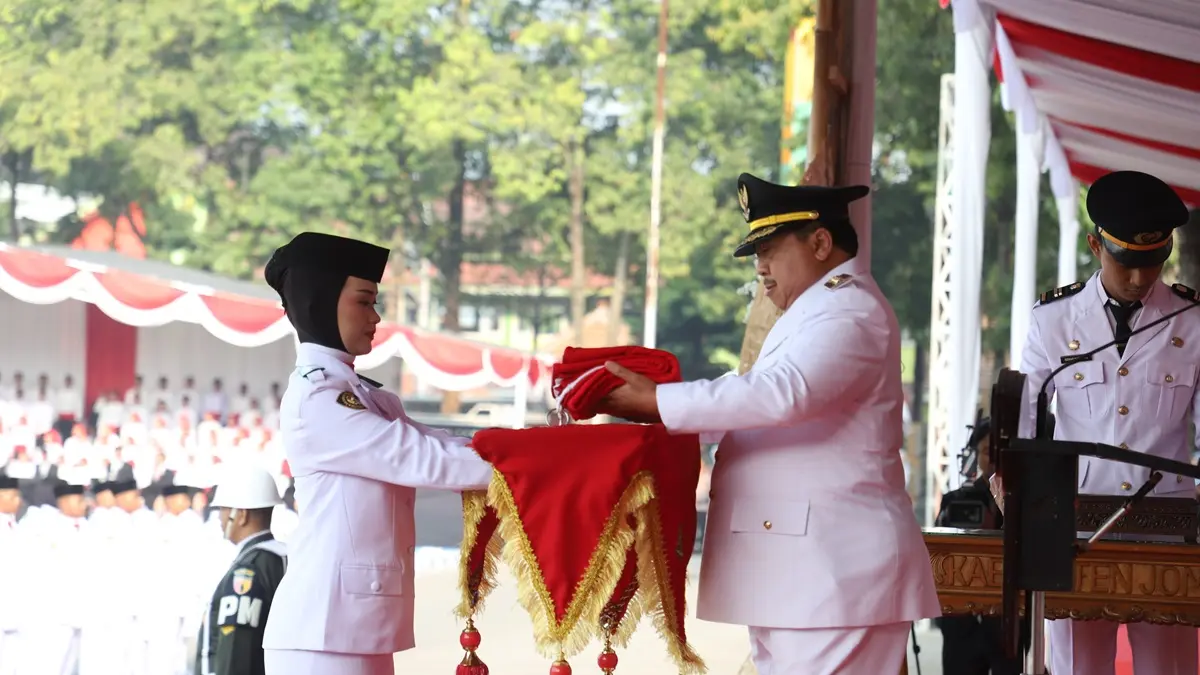 PIMPIN UPACARA: Bupati Jombang Warsubi memimpin upacara peringatan HUT Ke-81 Kemerdekaan RI di Alun-alun Kabupaten Jombang pada, Senin (17/8) pagi.