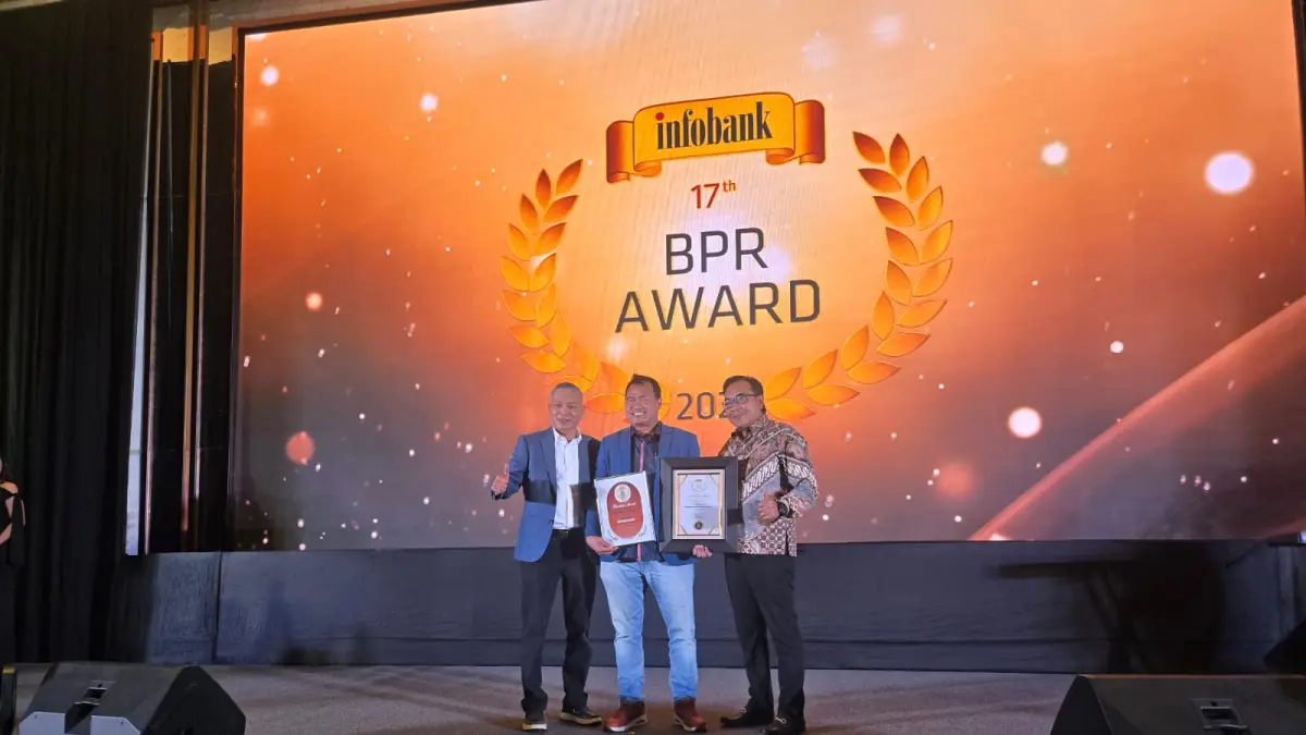 SUKSES: Direktur Utama Bank Jombang Dr Afandi Nugroho SE MM menerima penghargaan Titanium Award di Jakarta, Jumat (14/8).