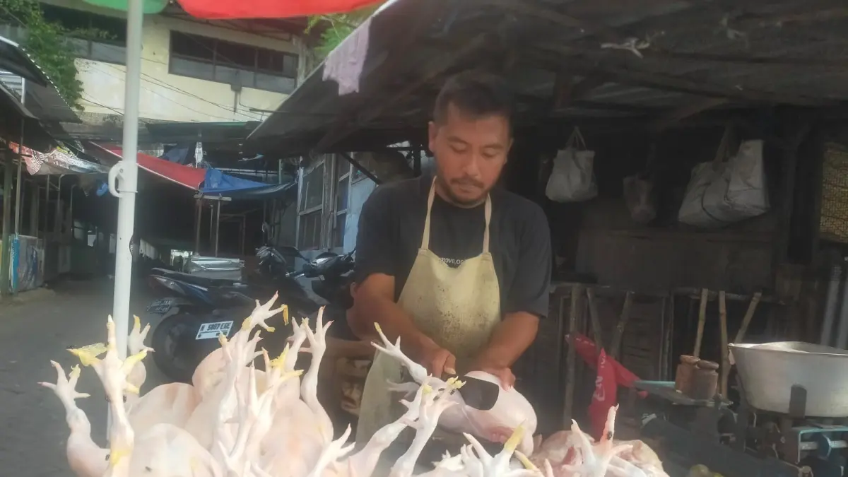 Harga daging ayam broiler di sejumlah pasar tradisional Jombang melonjak dalam sepekan terakhir