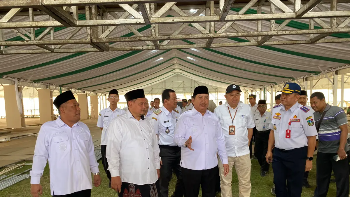 LANCAR: Bupati Jombang Warsubi memantau kesiapan venue pembukaan muktamar, Kamis (19/8).
