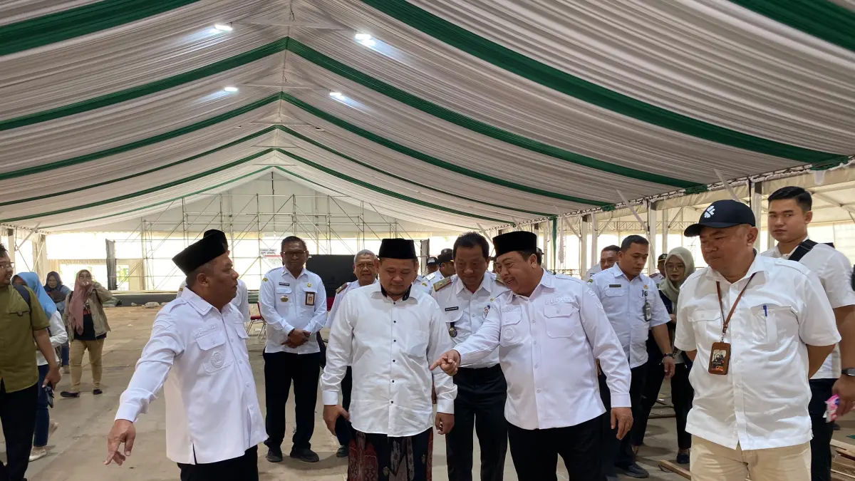 LANCAR: Bupati Jombang Warsubi memantau kesiapan venue pembukaan muktamar kemarin (19/8).