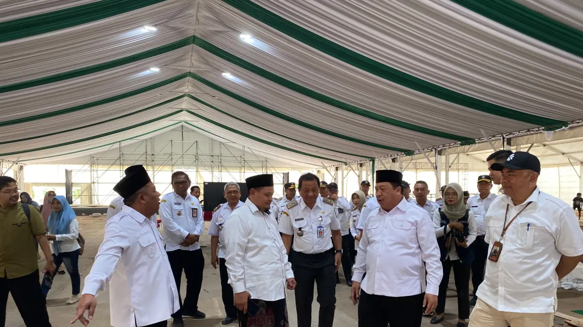 LANCAR: Bupati Jombang Warsubi memantau kesiapan venue pembukaan muktamar kemarin (19/8). 