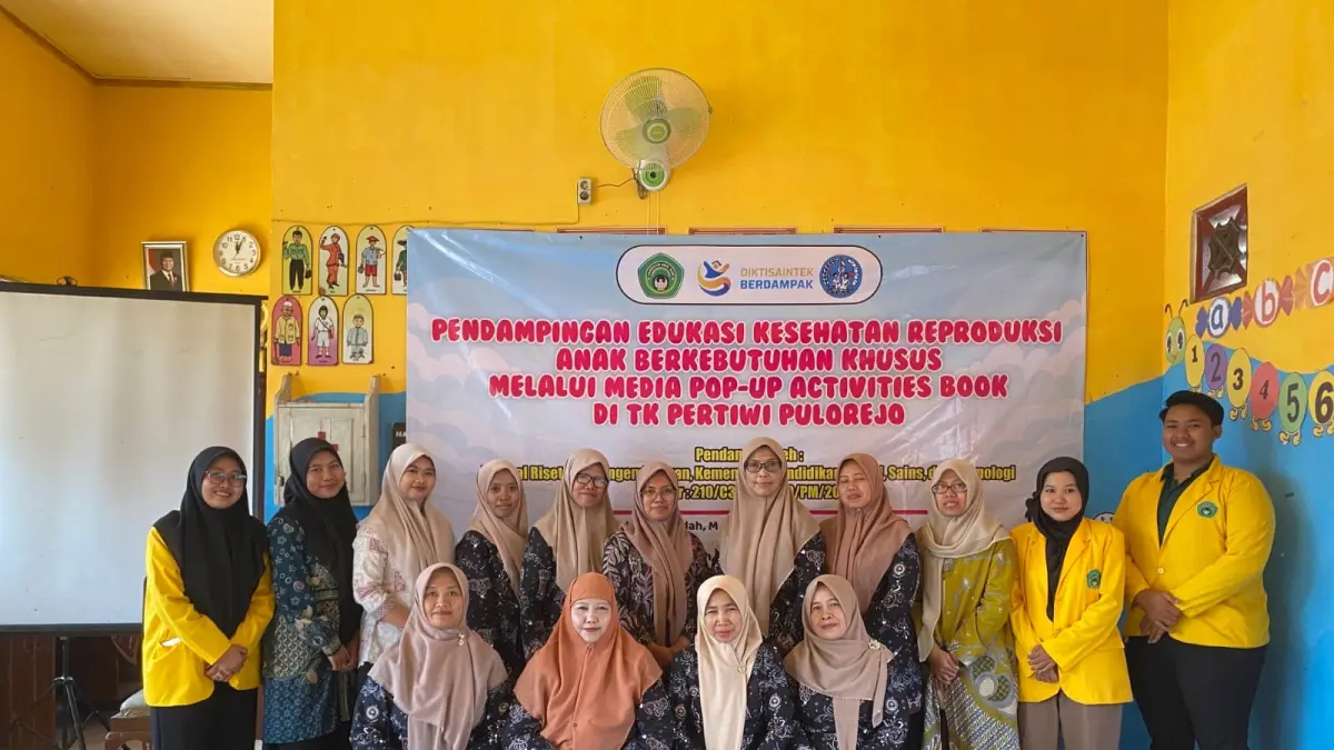 PENGABDIAN: Dosen Universitas Darul Ulum Jombang saat pelatihan edukasi kesehatan reproduksi ABK di TK Pertiwi Pulorejo, Ngoro.
