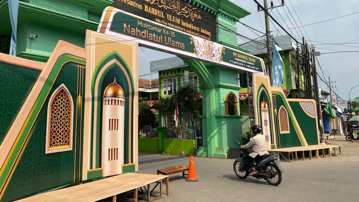 SAMBUT MUKTAMIRIN: Gerbang utama menuju Ponpes Bahrul Ulum Tambakberas disiapkan menyambut muktamrin, kemarin (19/8).