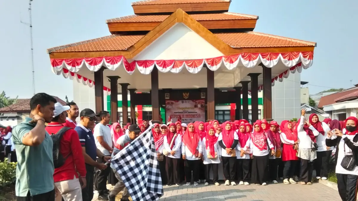 SEMANGAT: Camat Jombang, Muchtar memberangkatkan jalan sehat IGTKI, Himpaudi dan IGRA di halaman Kecamatan Jombang, Rabu (19/8)