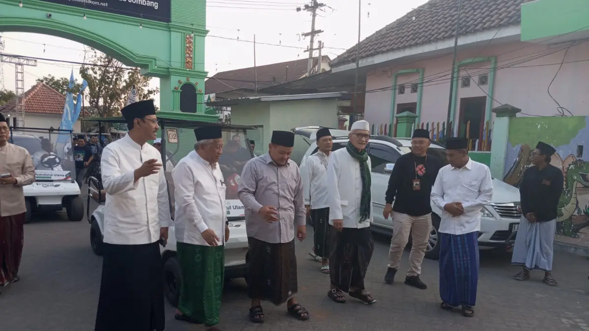 Anggota Steering Committee Muktamar ke-35 NU Prof. Muh. Nuh (dua dari kiri) saat menijau GSG Hasbullah Said di PP Bahrul Ulum, Kamis (20/8).