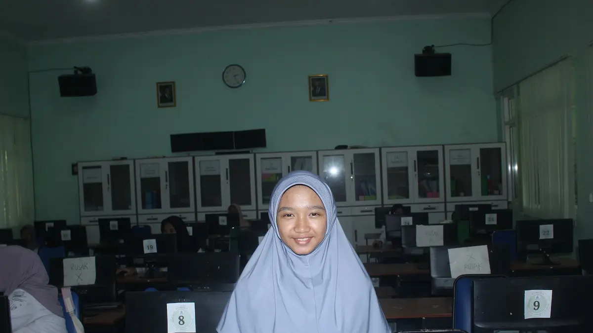 Aufa Nurul Hidayah, Kelas 8-D SMP AWH Tebuireng.
