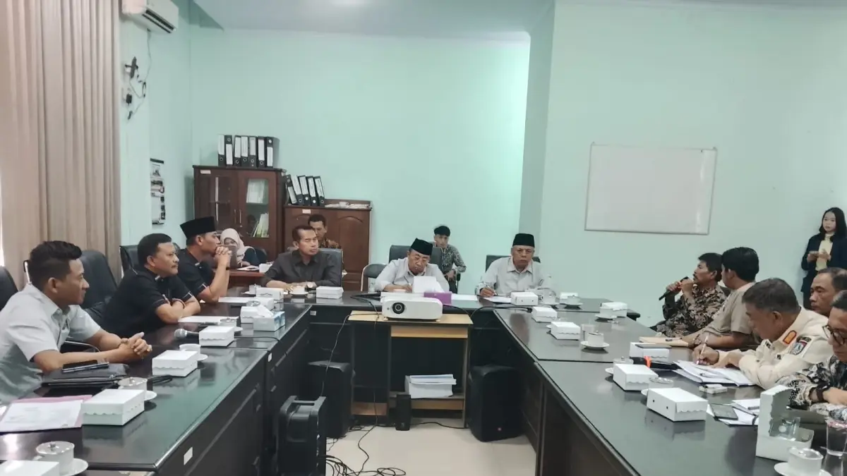  Belasan warga Dusun Losari, Desa Losari, Kecamatan Ploso, mendatangi kantor DPRD Jombang, Kamis (20/8).