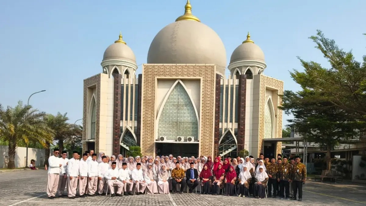 KOMPAK: Jajaran lembaga pendidikan dibawah Yayasan Nurus Salam Al Ummah berfoto bersama setelah upacara gabungan di halaman Masjid Ar Rayan Jombang, Senin (17/8).
