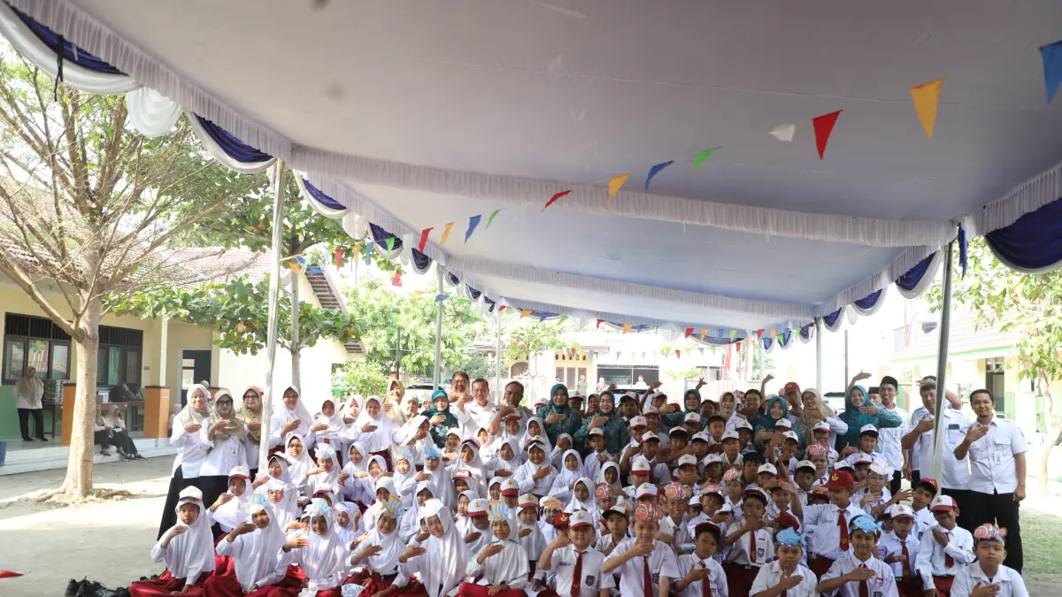KOMPAK: Kepala Dinas Ketahanan Pangan dan Perikanan Kabupaten Jombang Bambang Sriyadi mendampingi Ketua TP PKK Kabupaten Jombang Yuliati Nugrahani foto bersama peserta kemarin (19/8).