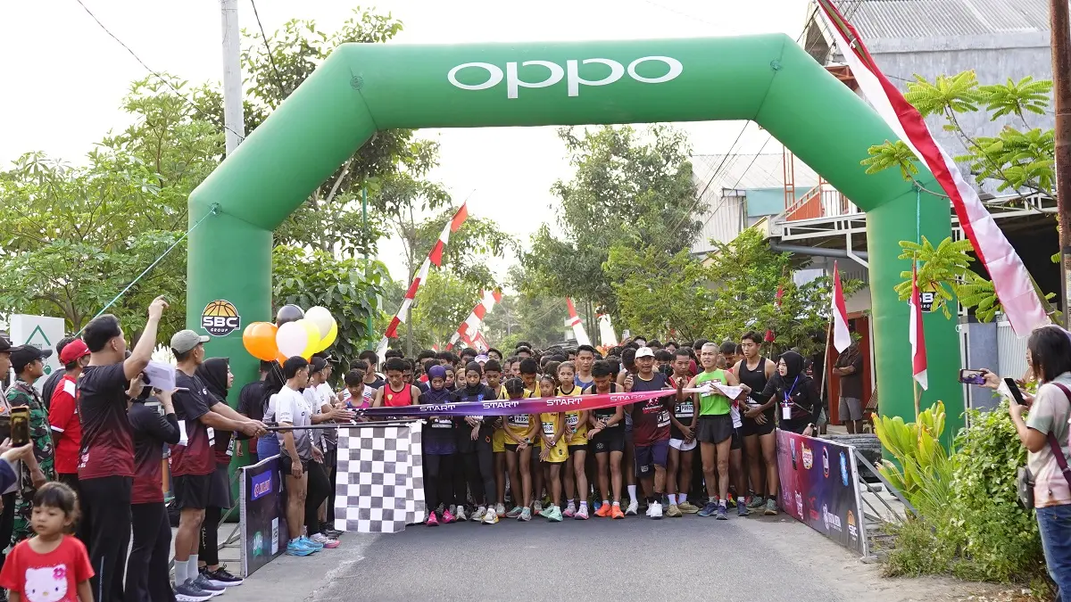 MERIAH: Kepala Desa Carangrejo Supriaji memberangkatkan peserta Carangrejo 5K Run Fest 2026 di Alun-Alun Carangrejo, Minggu (16/8) pagi.