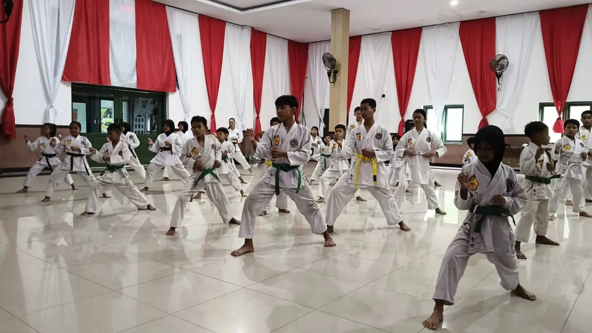 SEMANGAT: Atlet DSJ saat latihan di Kodim 0814 Jombang, kemarin.