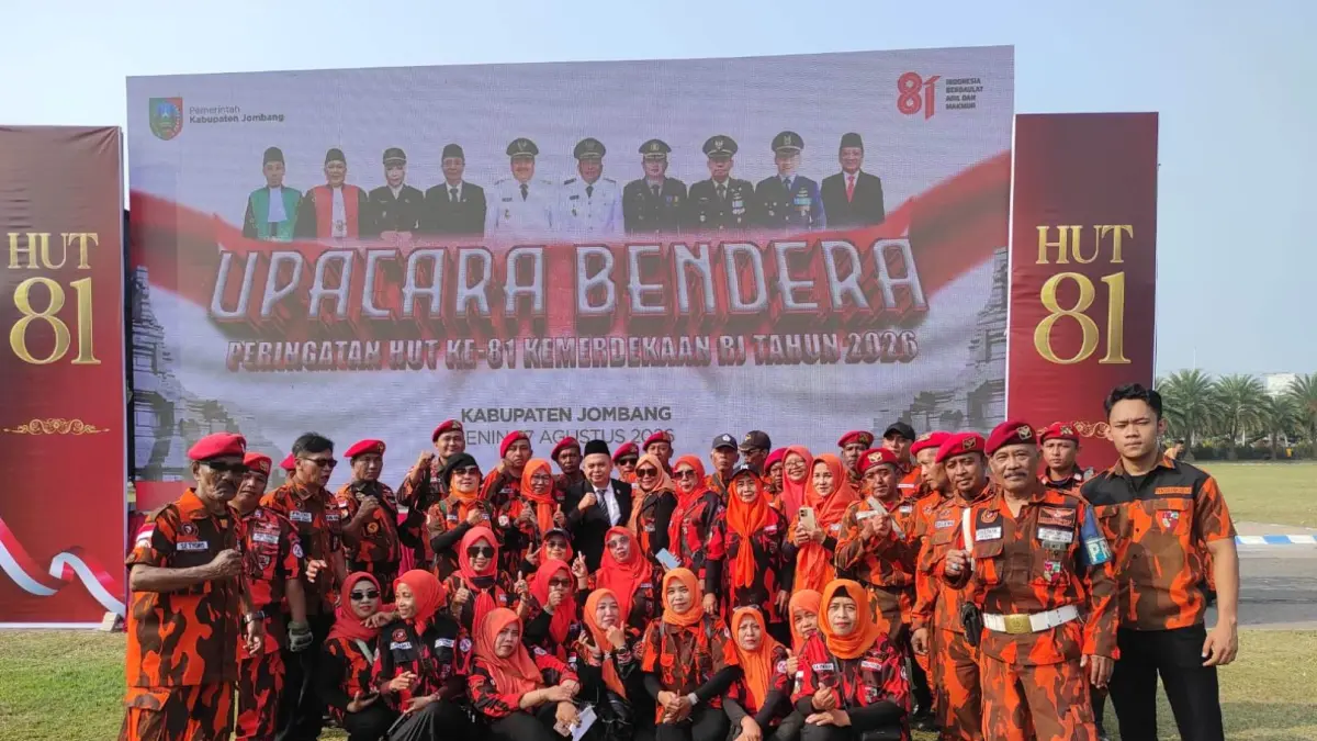 Wakil Ketua 3 DPRD Jombang, HM Syarif Hidayatullah ST MMT (Gus Sentot) mengikuti upacara Hari Ulang Tahun (HUT) Kemerdekaan RI ke-81 di Alun-Alun Jombang, Senin (17/8).