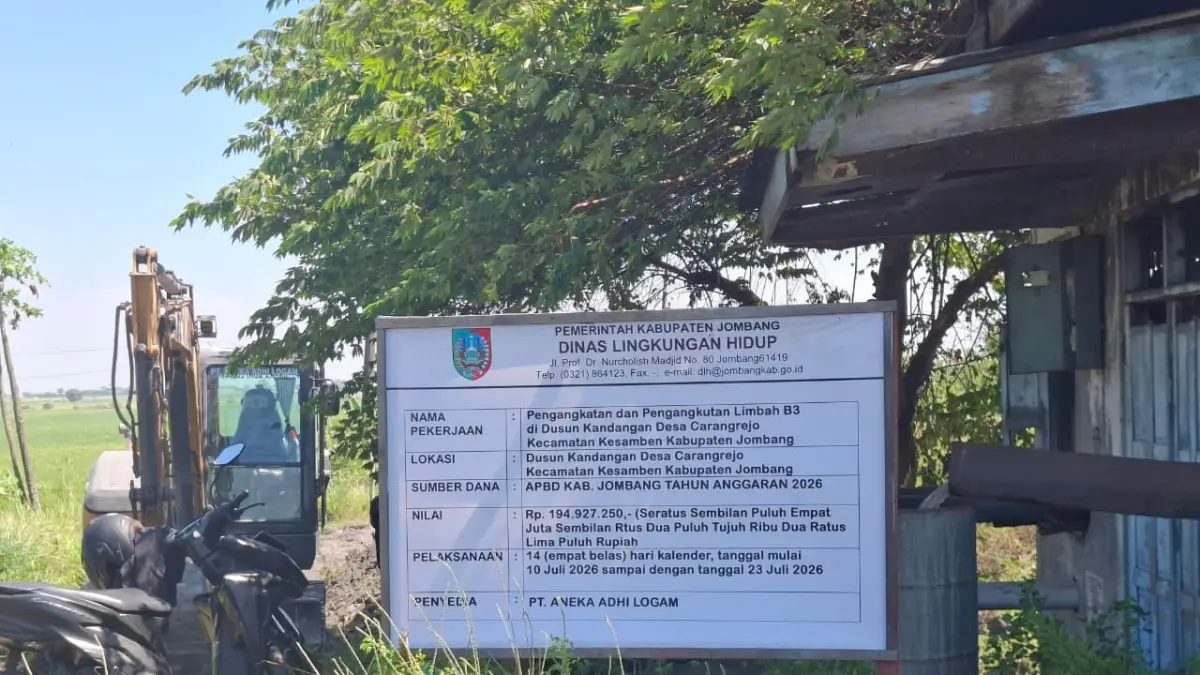 DIBERSIHKAN: Alat berat berada di lokasi lahan terkontaminasi limbah B3 abu aluminium Desa Carangrejo, Kecamatan Kesamben, (13/7).


