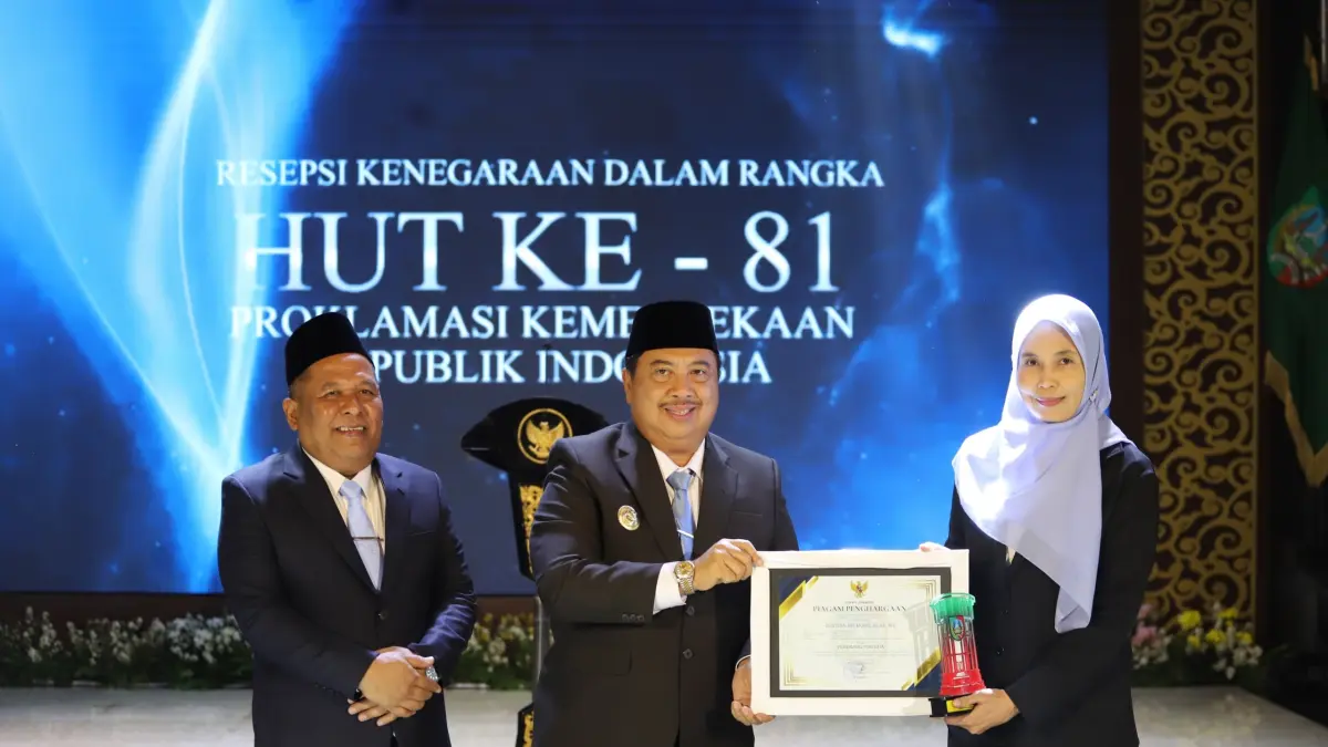 Gustina Ari Murti saat menerima penghargaan dari Bupati dan Wabup Jombang