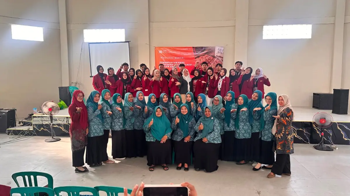 Mahasiswa KKN 183 UMM mendampingi peserta pelatihan di Desa/Kecamatan Diwek, Kamis (20/8).