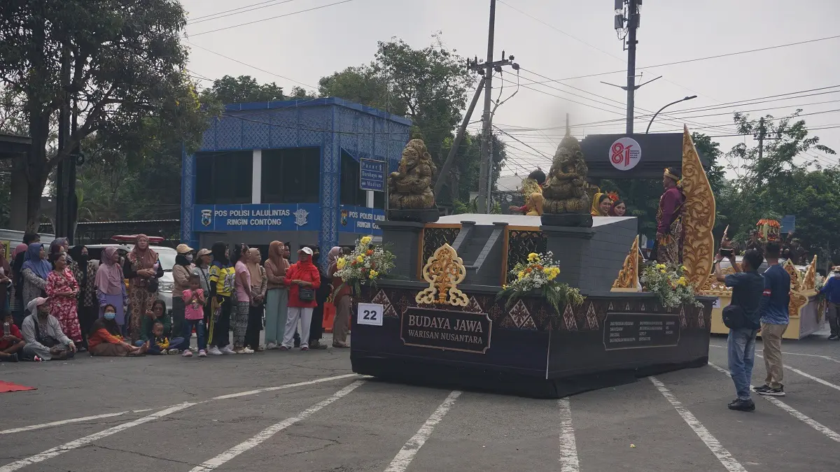 Salah satu mobil hias yang mengikuti karnaval di jalanan Jombang (22/8) pagi