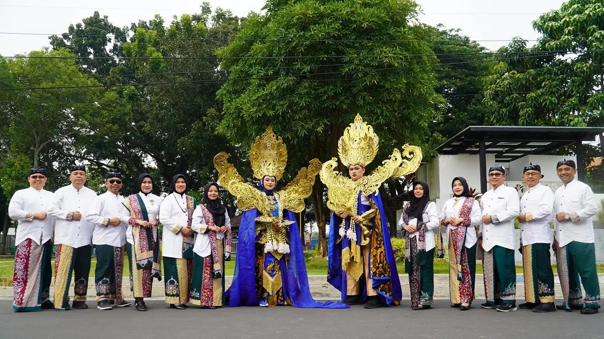 SEMANGAT: Civitas hospitalia RSUD Jombang mengikuti Karnaval Mobil Hias dan Hasil Bumi yang digelar Pemkab Jombang, Sabtu (22/8).