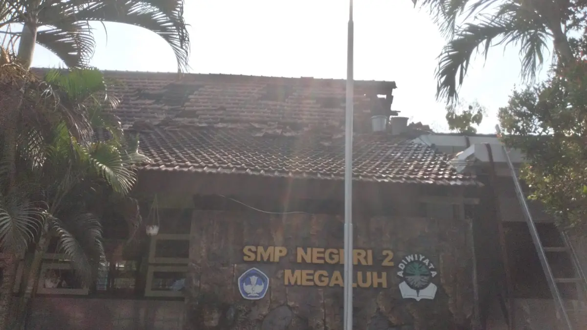 TANGKAS: Upaya pemadaman api yang dilakukan BPBD Jombang, Sabtu (22/8)